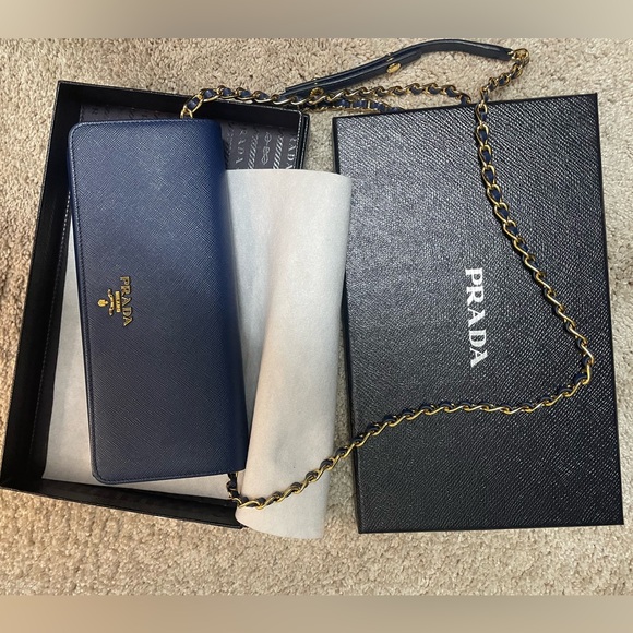 PRADA
Saffiano Metal Oro Chain Wallet Bleuette - Picture 2 of 8